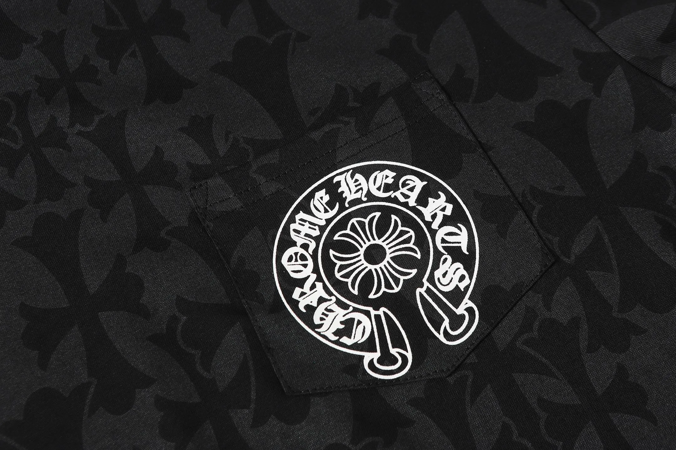 P170 Chrome Hearts CH Chrome Hearts Dark Pattern Horseshoe Sanskrit Short Sleeve T-shirt Uses direct injection imported machine printing Hardware and accessories are milled and customized Correctly configured Black 2025 Chrome Hearts authentic packaging 260 grams of custom-dyed double-yarn cotton Large version Loose and stylish Differentiated from lower versions Slim and long version The upper body stretches the hips 100% commitment: top quality Not fast food The highest version on the market Top quality - different from the ordinary versions on the market If you care about quality, you should also respect the price. Absolutely 0 after-sales service and 0 return rate so far. It’s hard not to love the style - 260g double yarn cotton custom dyed fabric - Correct high-density main mark, washed tag, hand-sewn